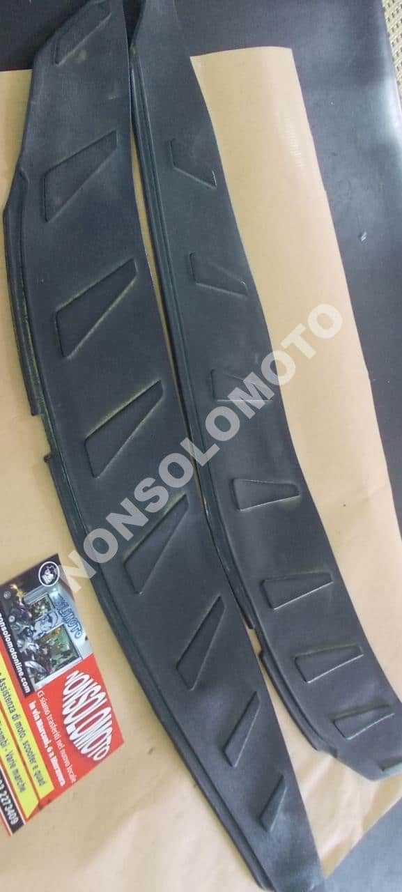 Tappettini poggiapiedi gomma Italjet 125 2003 Usato