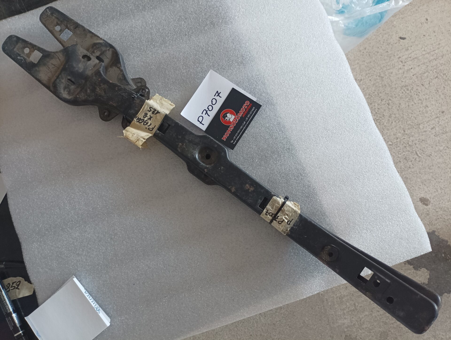 COPPIA STAFFE PEDANE POGGIAPIEDE PIAGGIO X8 125 USATO !!