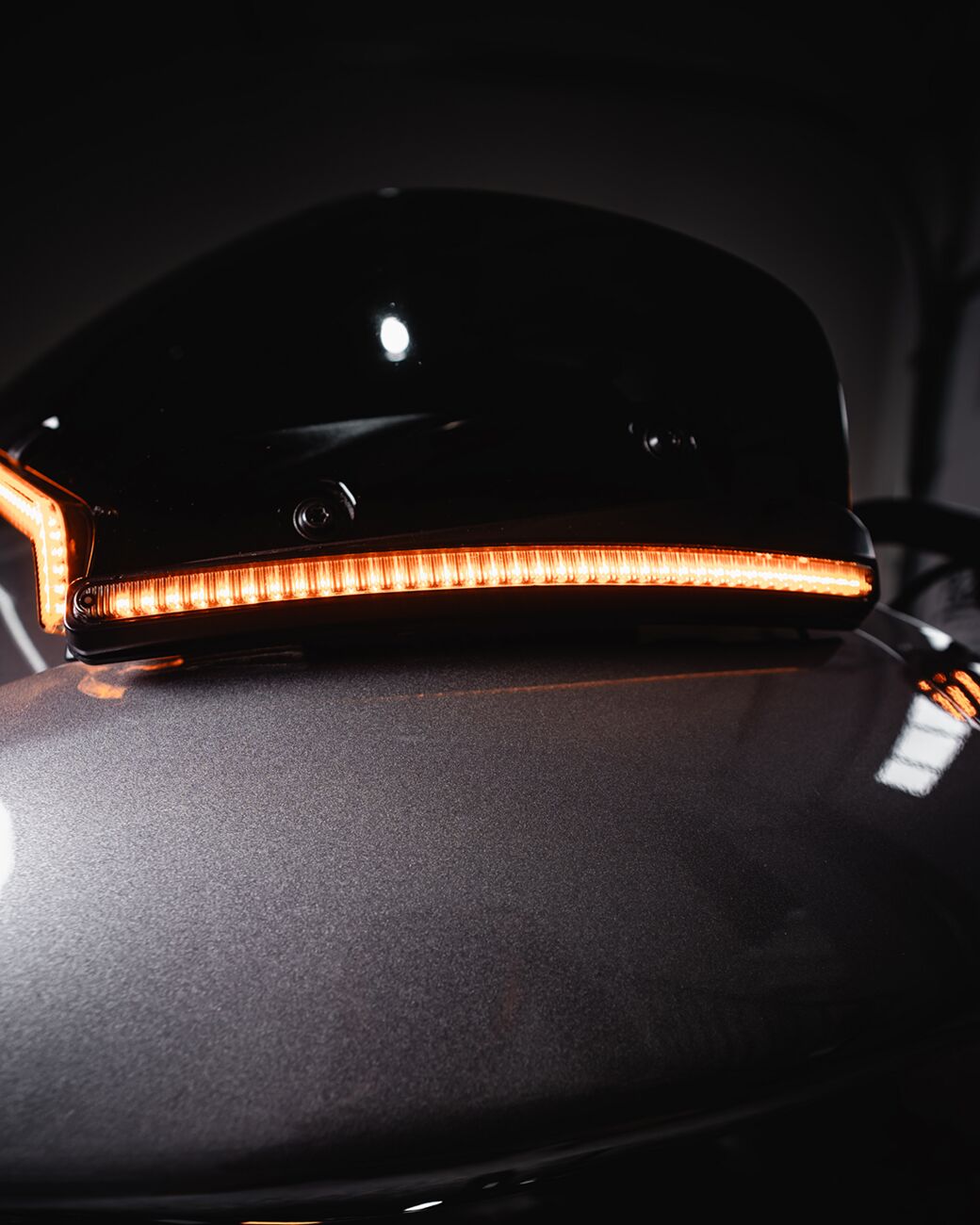 CUSTOM DYNAMICS Modanatura parabrezza LED con indicatori di direzione